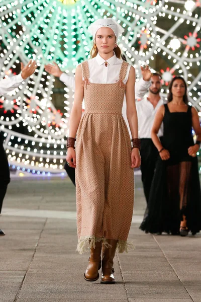 Look 16